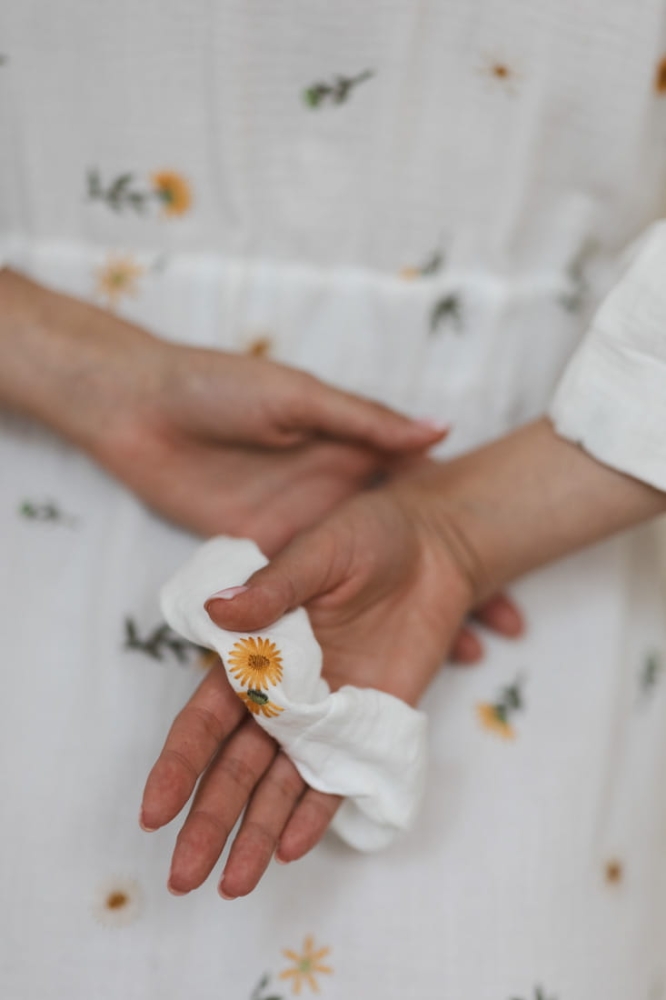 Muślinowa gumka do włosów scrunchie biała