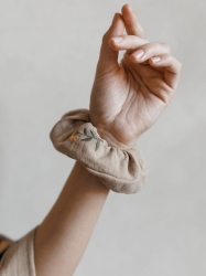 Muślinowa gumka do włosów scrunchie beżowa